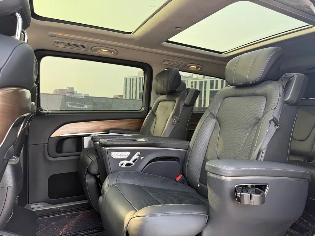 Mercedes-Benz V-Class 2023 — фото 10