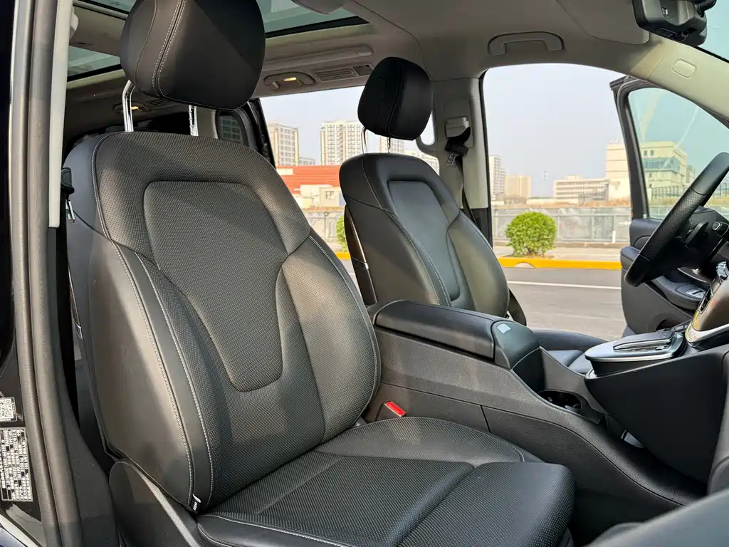 Mercedes-Benz V-Class 2023 — фото 15