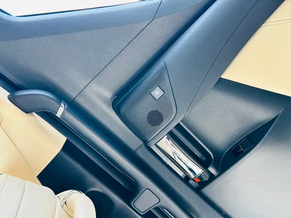 Toyota Alphard 2023 — фото 32