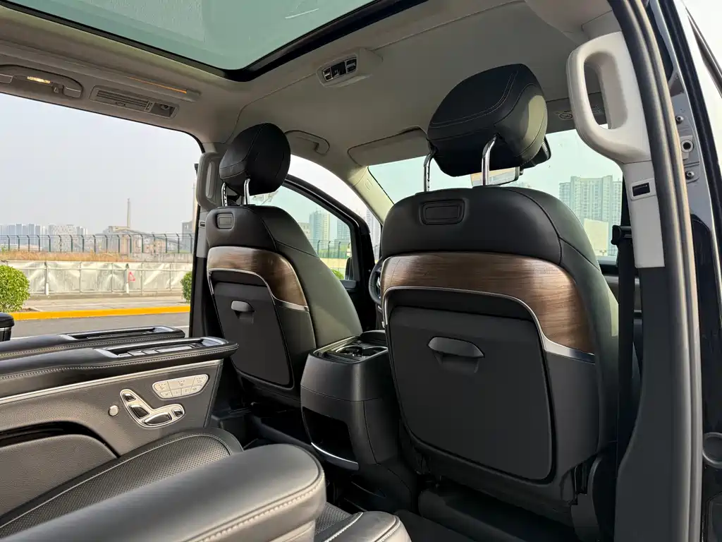 Mercedes-Benz V-Class 2023 — фото 13