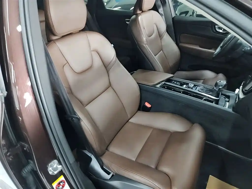 Volvo XC60 2020 — фото 25