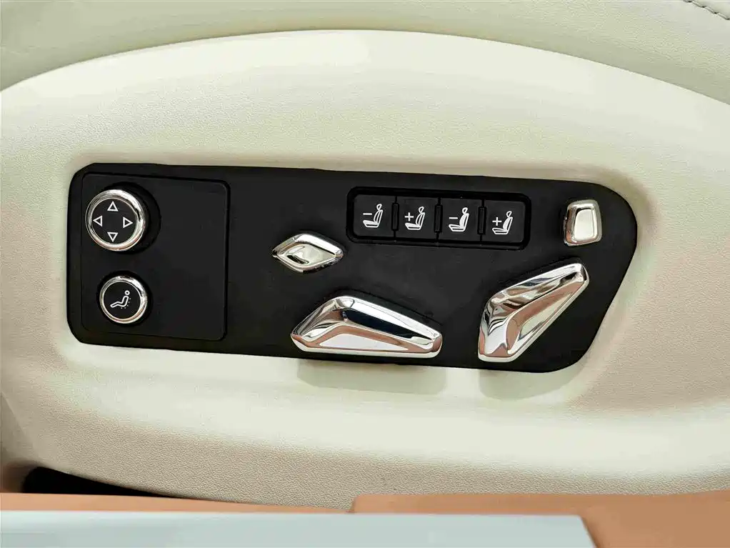 Bentley Flying Spur Plug-In Hybrid 2023 — фото 21