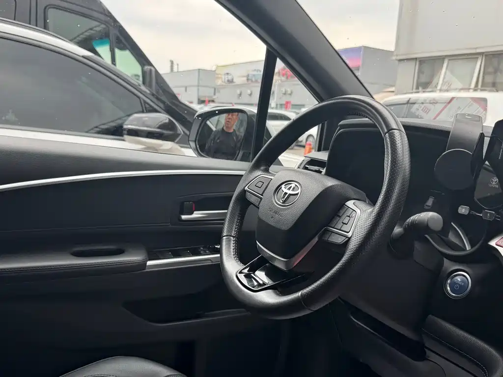 Toyota Sienna 2023 — фото 17