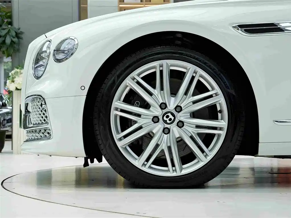 Bentley Flying Spur Plug-In Hybrid 2023 — фото 25