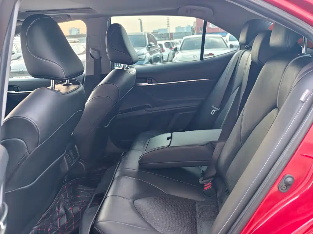 Toyota Camry 2019 — фото 14