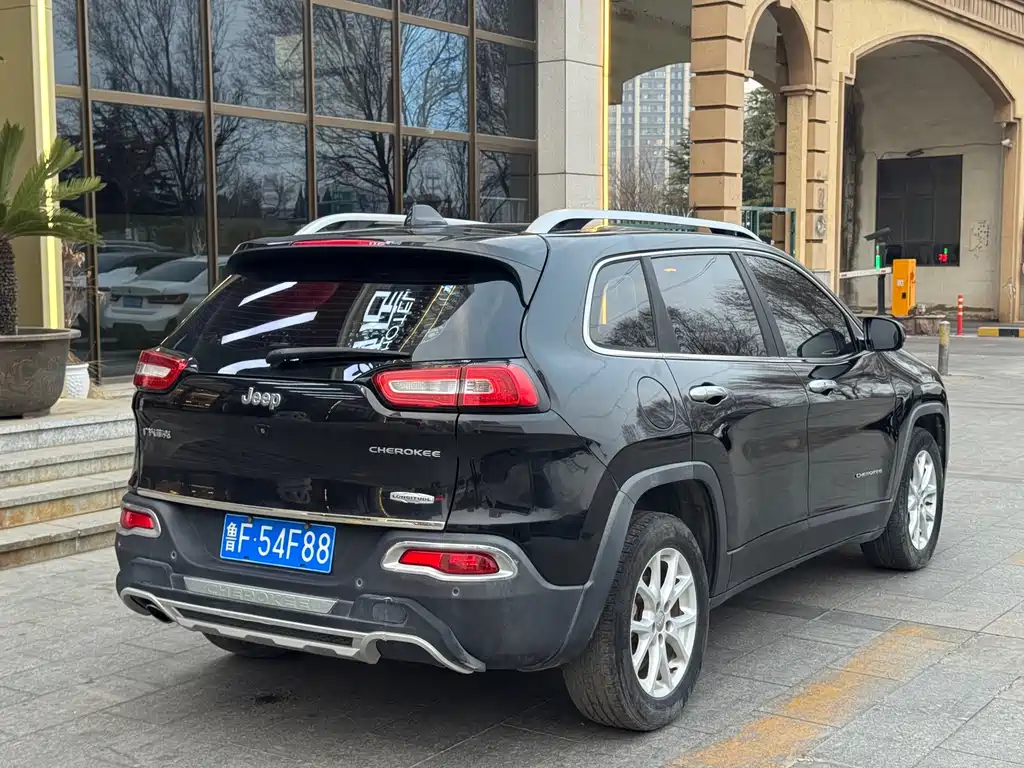 Jeep Cherokee 2016 — фото 10