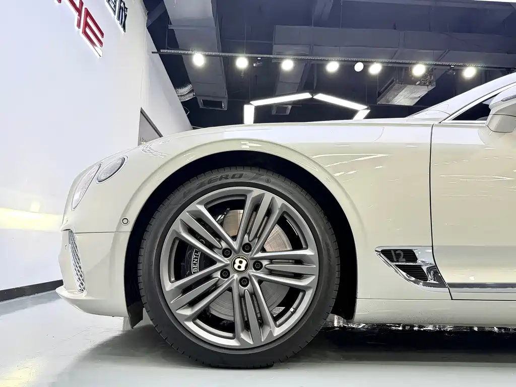Bentley Continental 2020 — фото 17