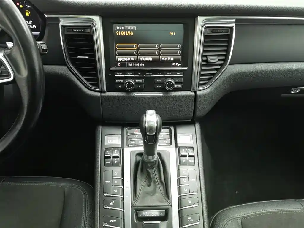 Porsche Macan 2017 — фото 12