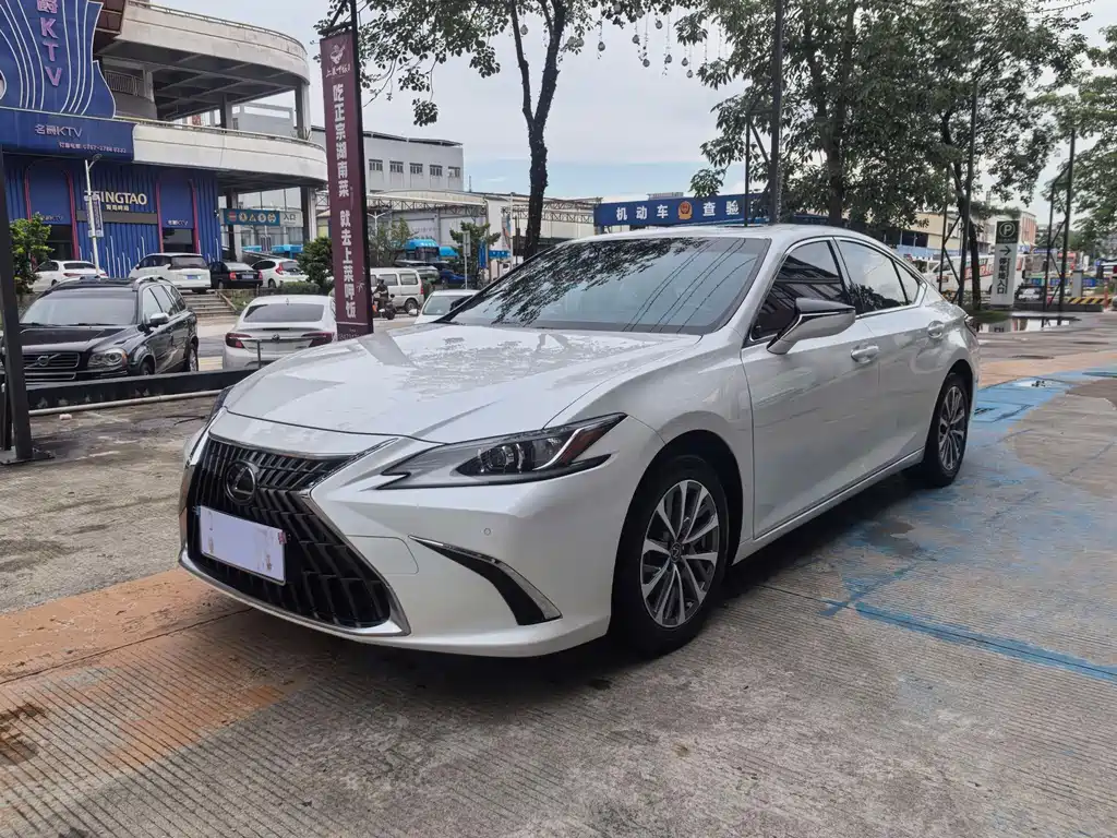 Lexus ES 2022