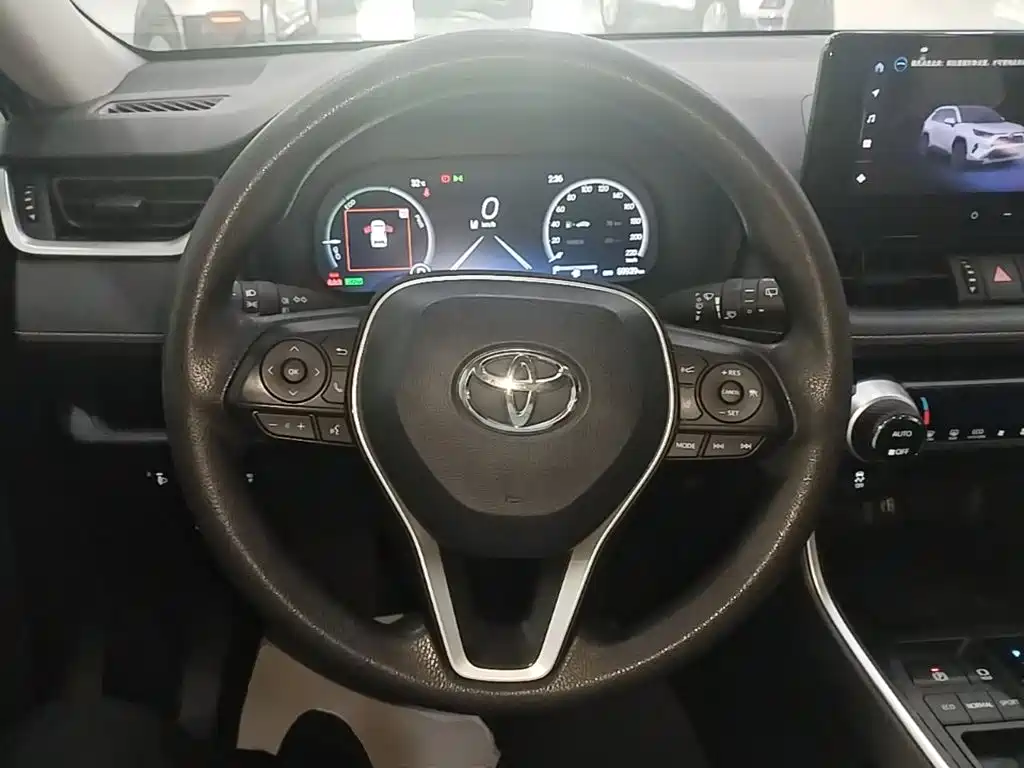Toyota RAV4 2023 — фото 11