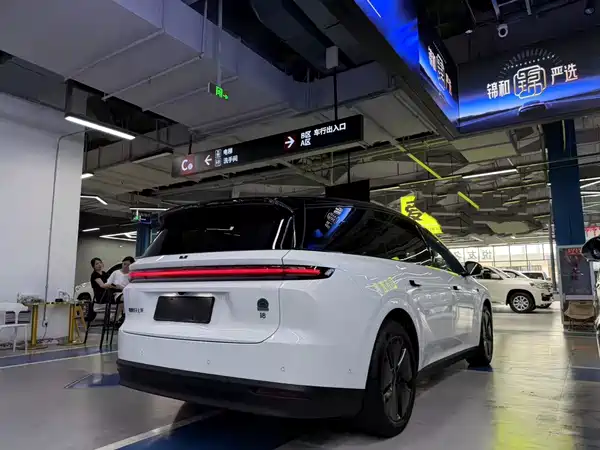 Li Auto i8 2025