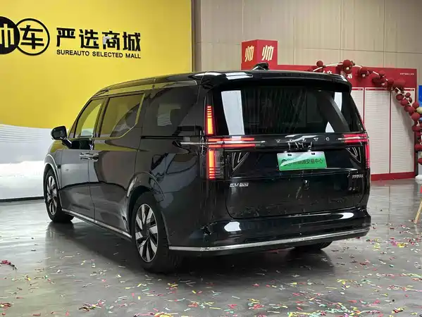 Volvo EM90 2024