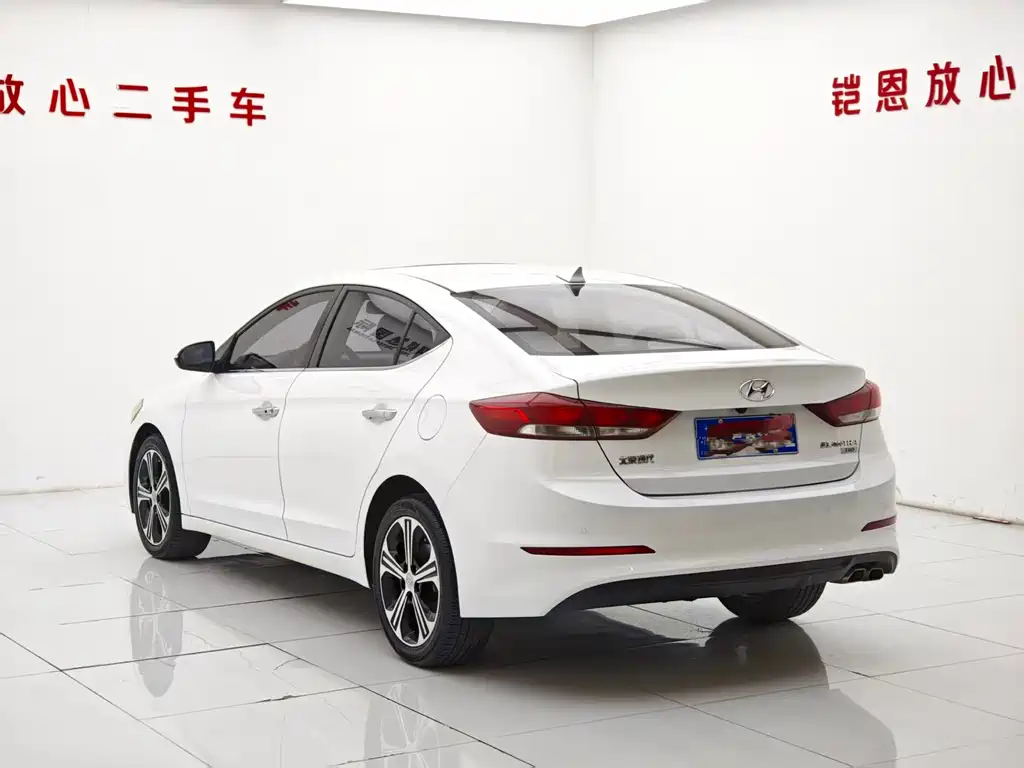 Hyundai Elantra 2018 — фото 14