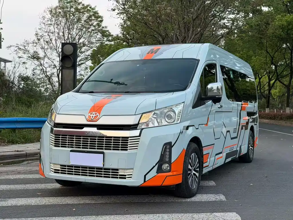 Toyota Hiace 2021 — фото 1