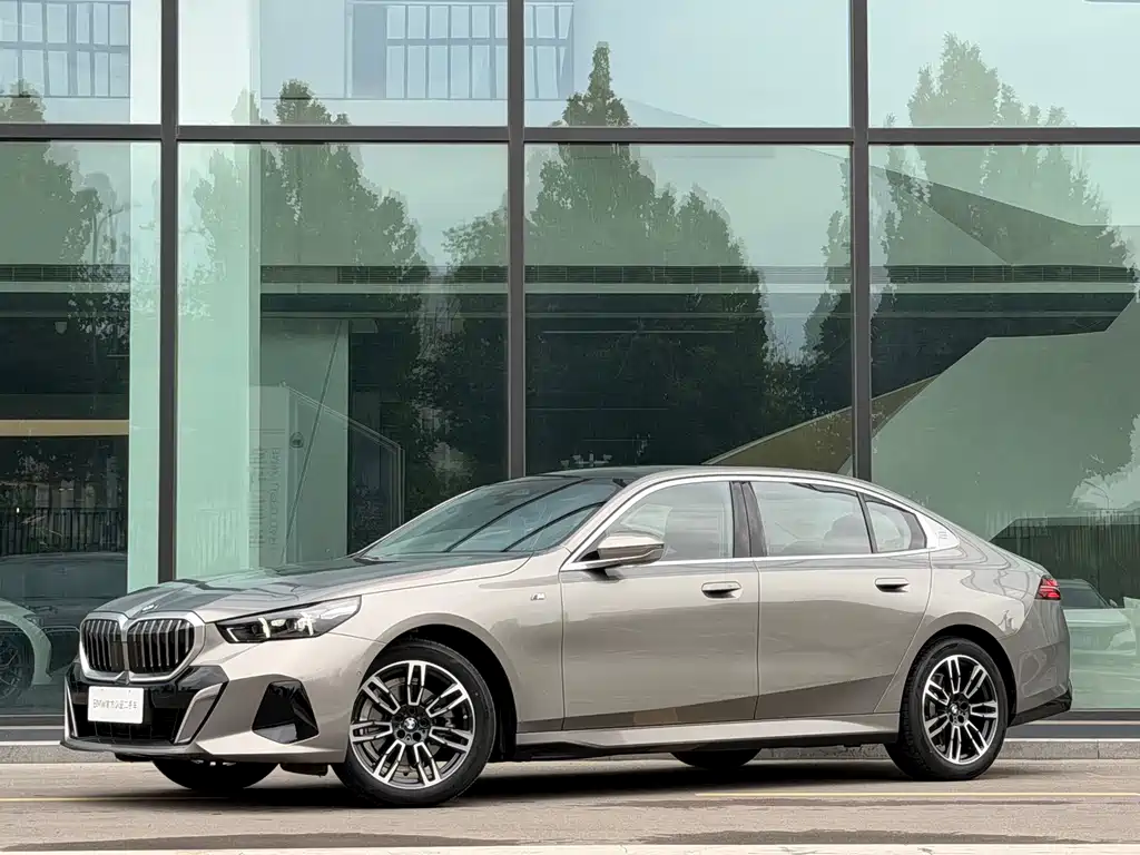 BMW 5 Series 2025 — фото 1