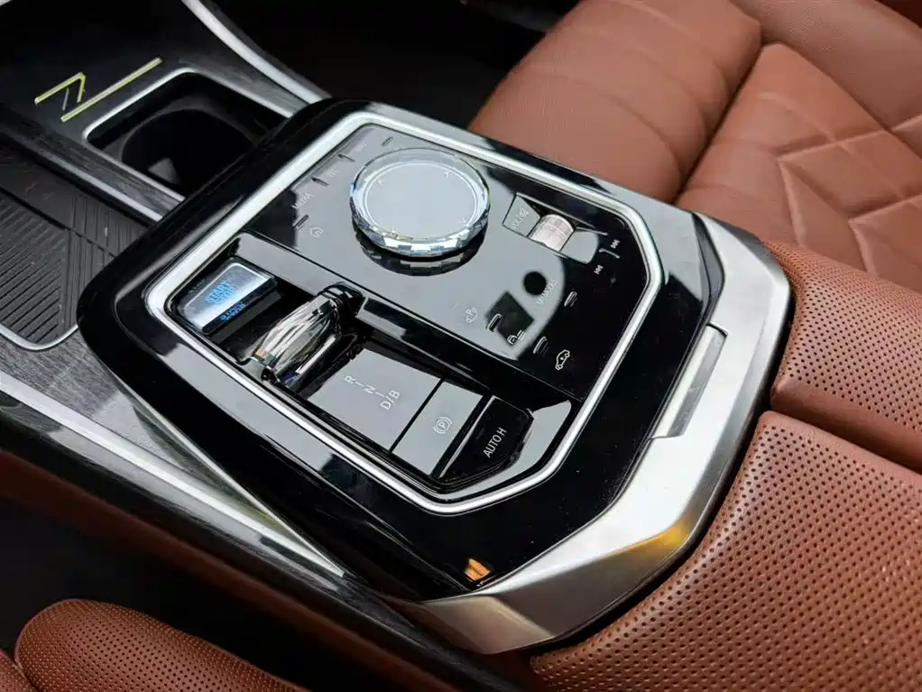 BMW i7 2025 — фото 11
