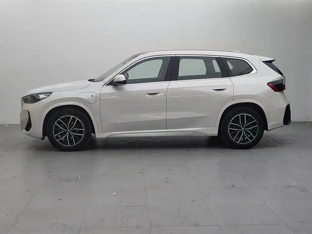 BMW iX1 2025