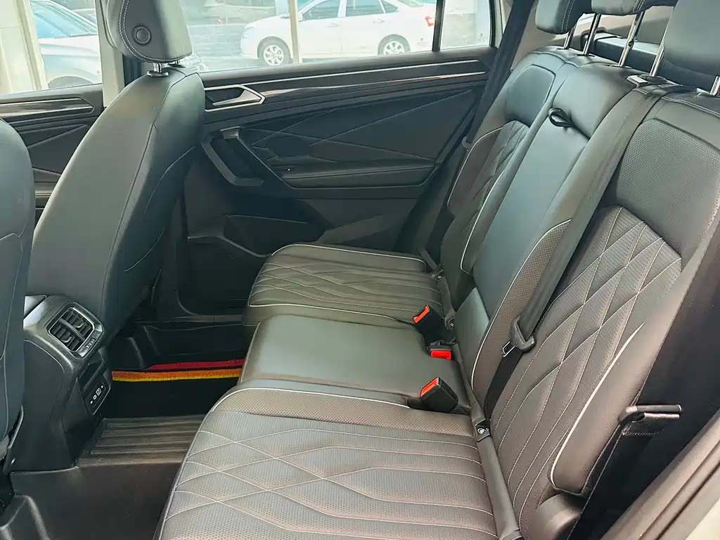 Volkswagen Tiguan L 2023 — фото 11