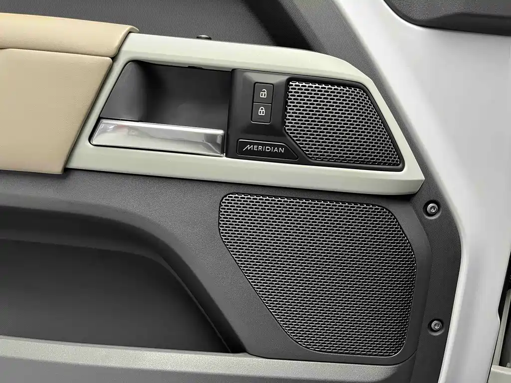 Land Rover Defender 2022 — фото 14