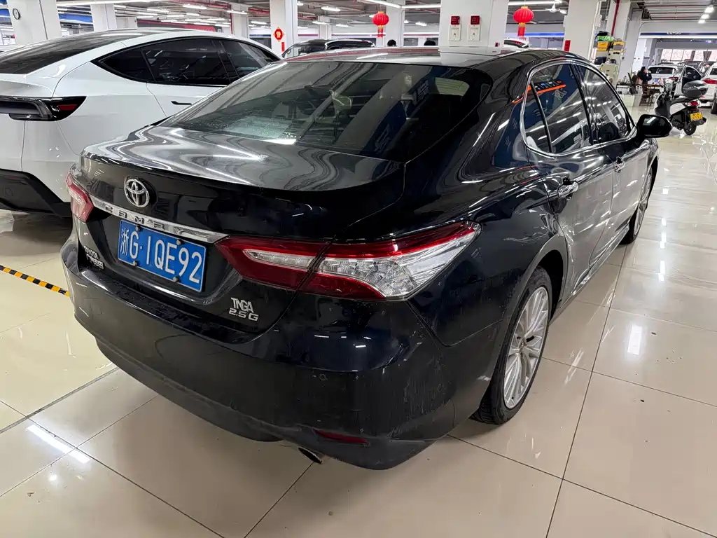 Toyota Camry 2019 — фото 16