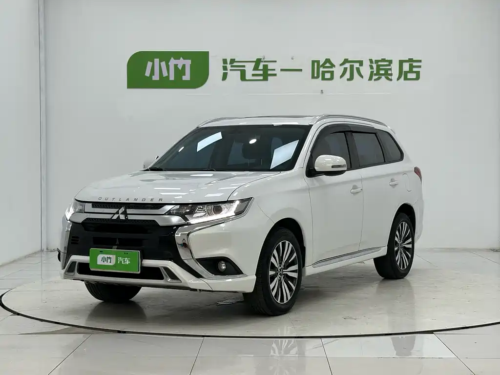 Mitsubishi Outlander 2023 — фото 1