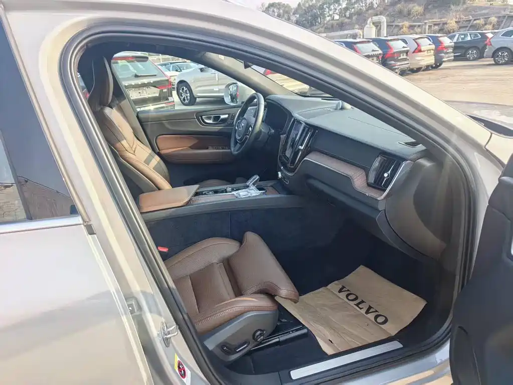 Volvo XC60 PHEV 2024 — фото 11