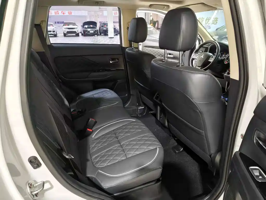 Mitsubishi Outlander 2022 — фото 17