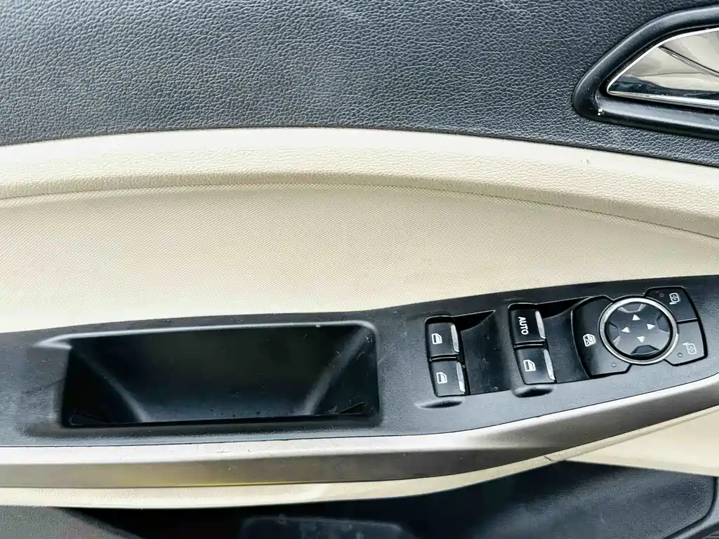 Ford Escort 2015 — фото 10