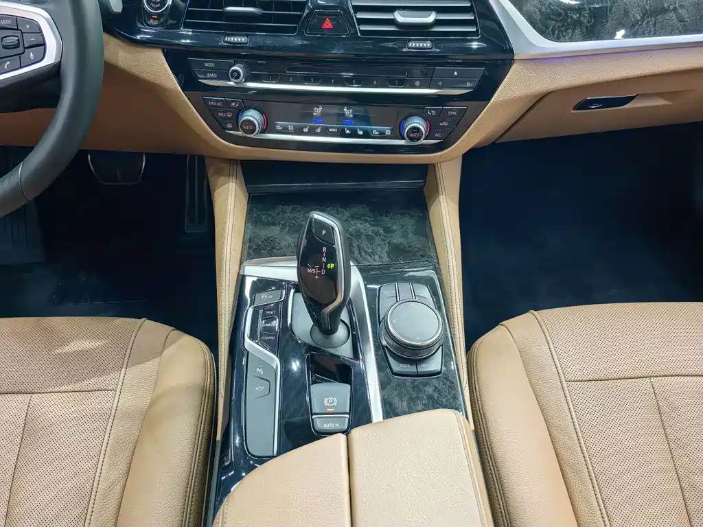BMW 5 Series 2018 — фото 12
