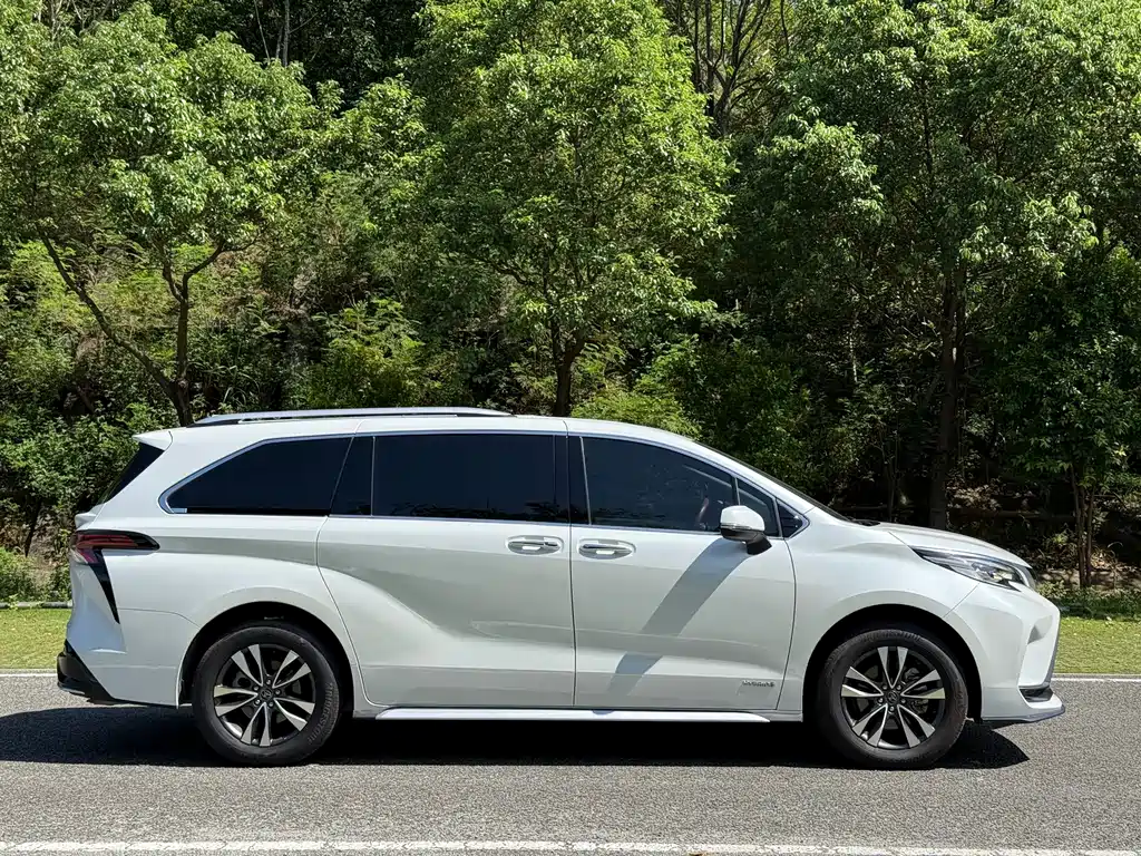 Toyota Granvia 2023 — фото 10