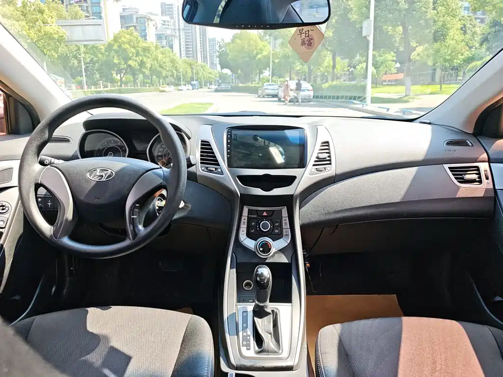 Hyundai Elantra 2016 — фото 17