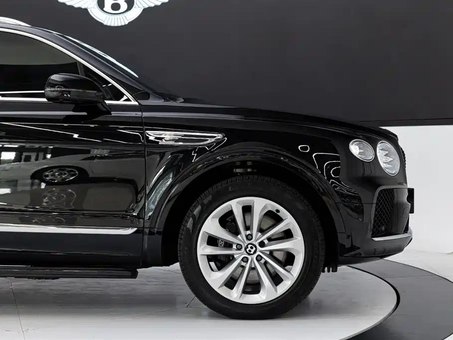 Bentley Bentayga 2025 — фото 23