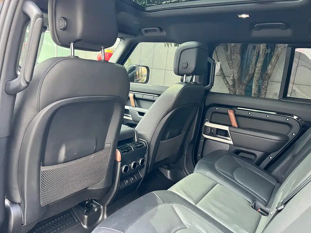 Land Rover Defender 2024 — фото 12