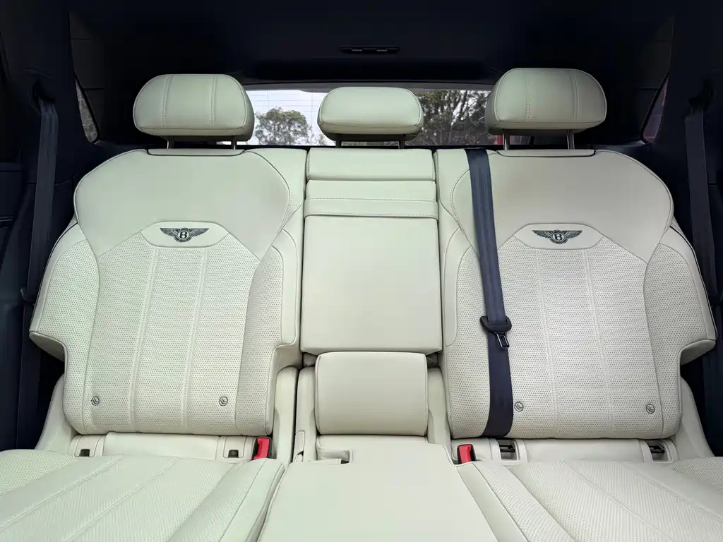 Bentley Bentayga 2023 — фото 13