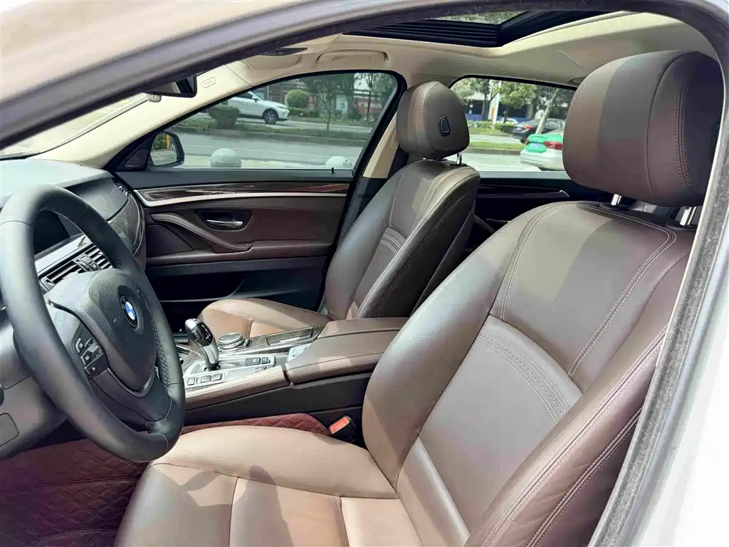 BMW 5 Series 2017 — фото 12