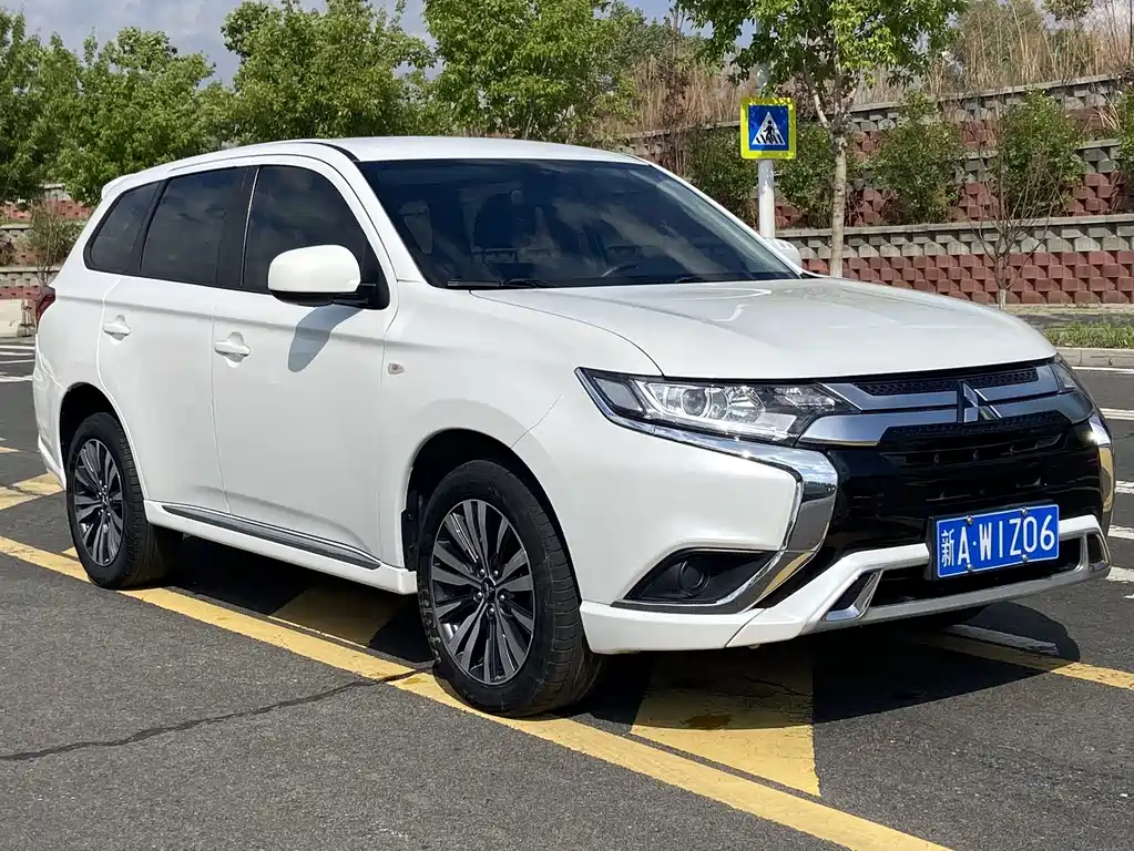 Mitsubishi Outlander 2022 — фото 2