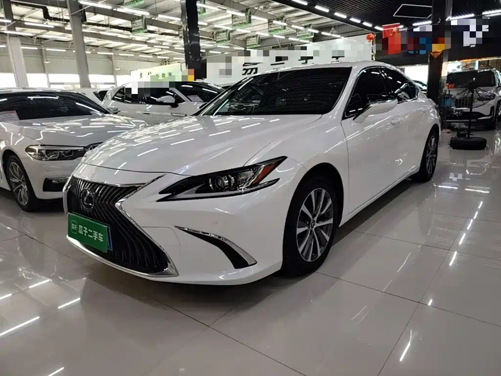 Lexus ES 2020