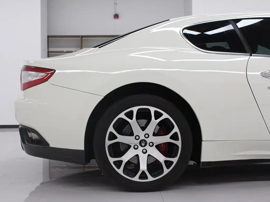 Maserati GranTurismo 2013 — фото 8