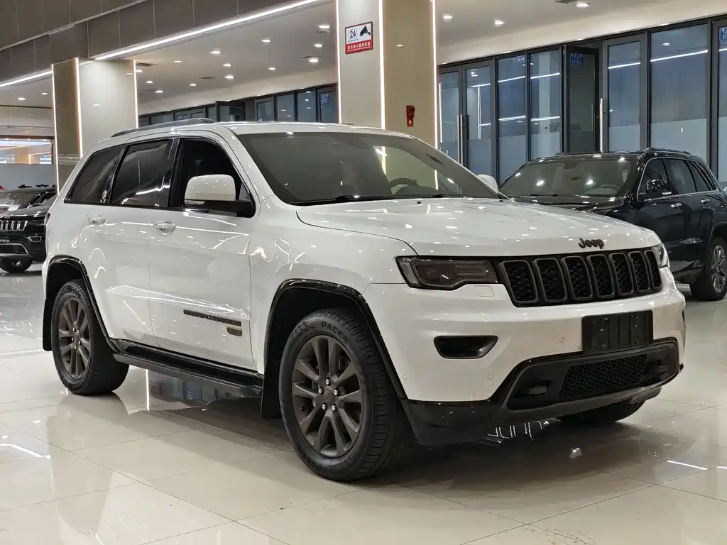 Jeep Grand Cherokee 2017 — фото 3