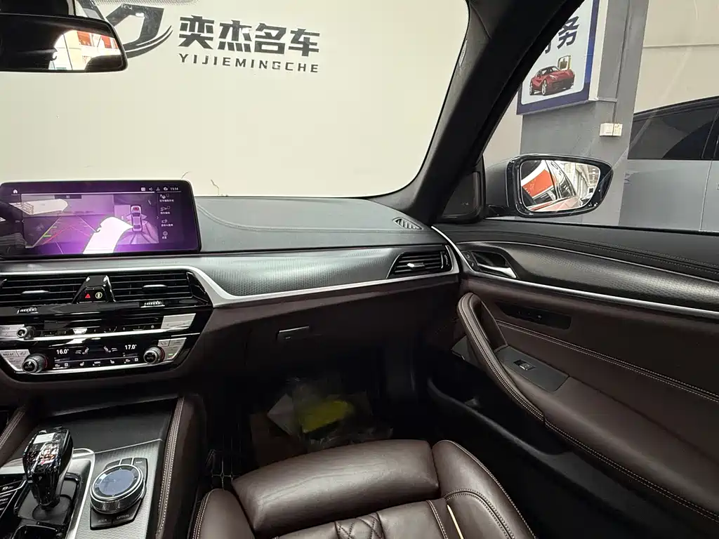 BMW 5 Series 2021 — фото 14