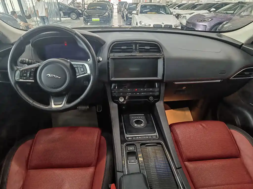 Jaguar F-PACE 2020 — фото 15