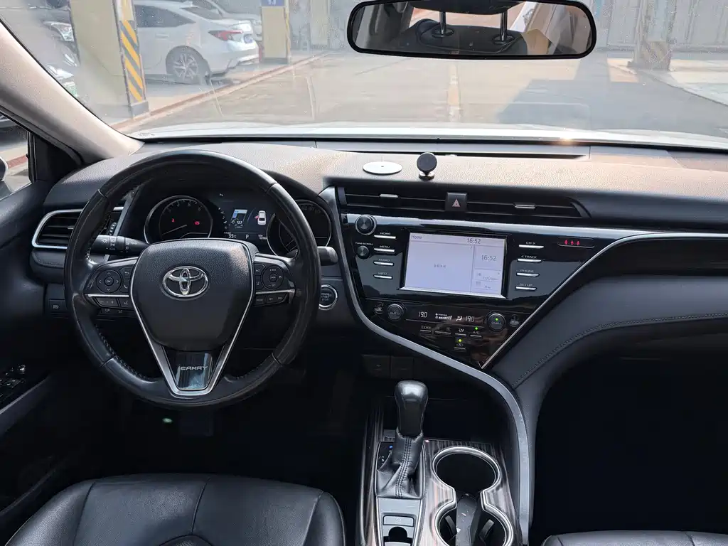 Toyota Camry 2018 — фото 6