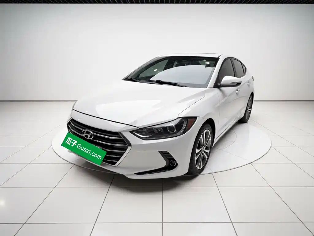 Hyundai Elantra 2018 — фото 1