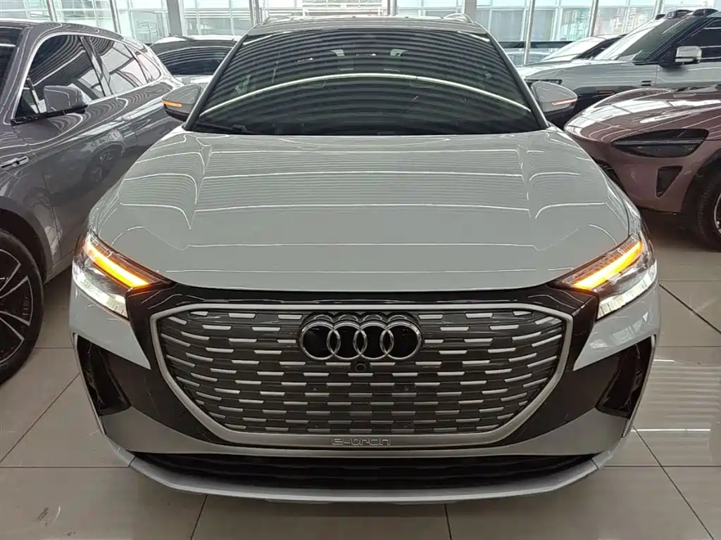 Audi Q4 e-tron 2023 — фото 3