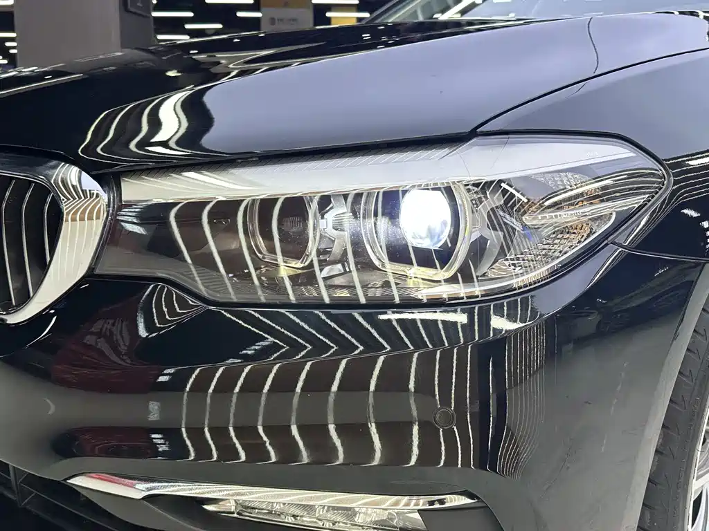 BMW 5 Series 2018 — фото 15