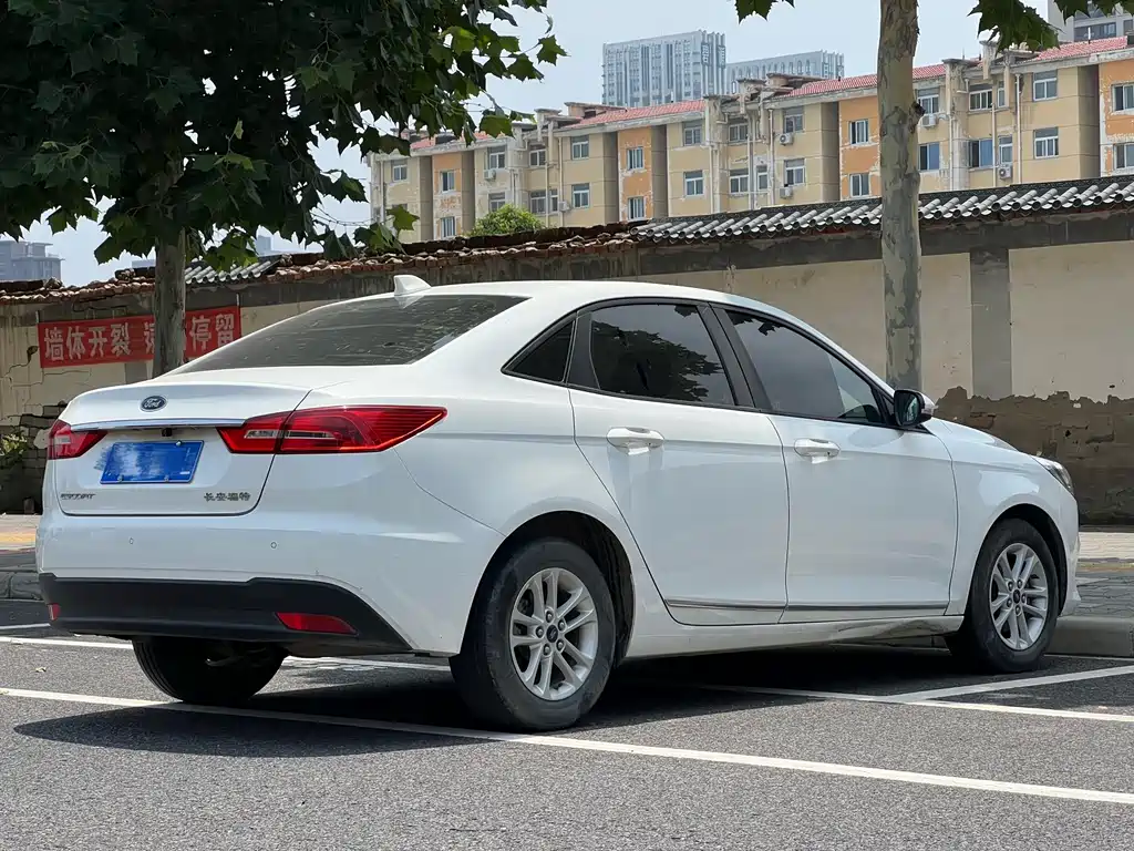 Ford Escort 2019 — фото 12