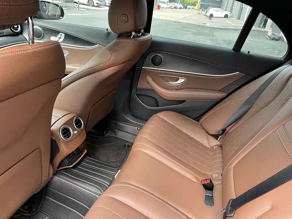 Mercedes-Benz E-Class 2022 — фото 11