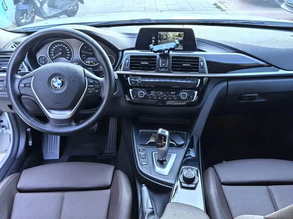 BMW 3 Series 2018 — фото 12