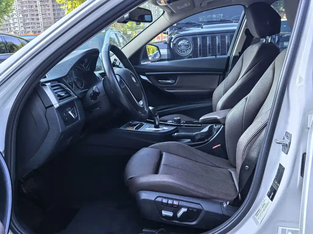 BMW 3 Series 2018 — фото 10
