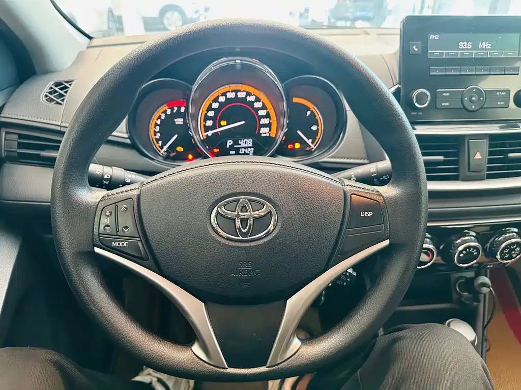 Toyota Yaris L 2022 — фото 8